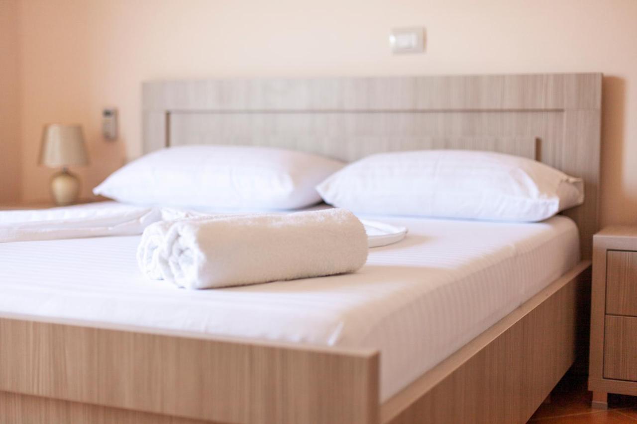 Toni Retzo Rooms Himara Kültér fotó